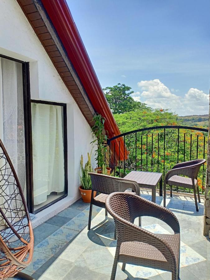 El Castillo Bed And Breakfast Angono Exterior foto